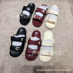 ほら2024秋の新商品の女性靴の黒い水ドリルは夏の外で平底のサンダルを履いてファッション的にビーチシューズを漕いでいます。