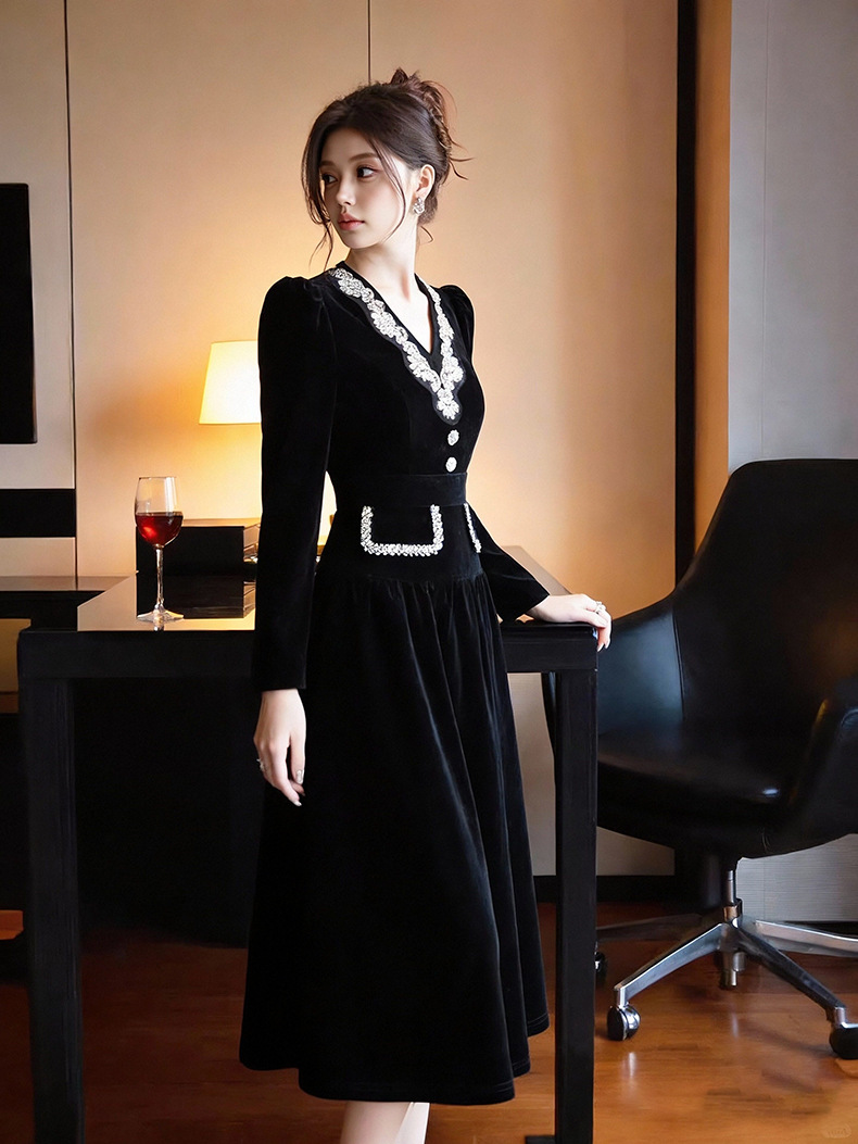 Đầm maxi nữ thắt eo cổ V đính đá nhũ vàng chất liệu nhung — đen chi tiết 8