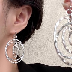 レトロなクールなハンマーパターンの多層スターレールイヤリング、誇張された顔の小さなファッションパーソナライズされたイヤリング、クールなスタイルのイヤリング