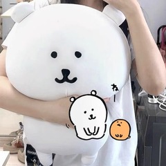 自嘲熊のぬいぐるみのぬいぐるみの超特大サイズのchiiawaの子供が寝て枕を抱いて人形の女性の誕生日プレゼントをします。