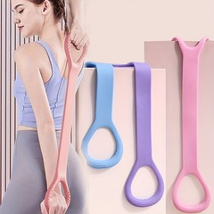 引き器の女性は肩を開けて引っ張ります。