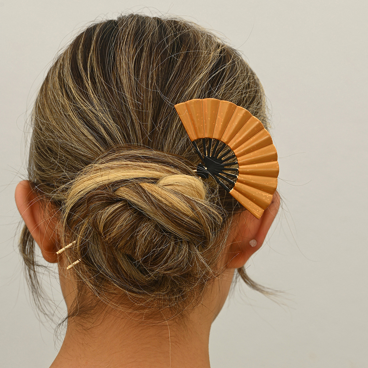 Nuevo chino antiguo ventilador dorado clip de cabello mujeres de alta gama cheongsam joyerías Xiuhe tocado de novia 2024 nuevo clip de cabello