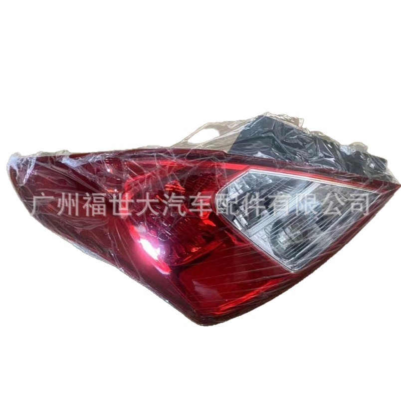 Aplicable a 2014 NISSAN SUNNY luz trasera luz de freno trasera 26555-3AW0A / 26550-3AW0A