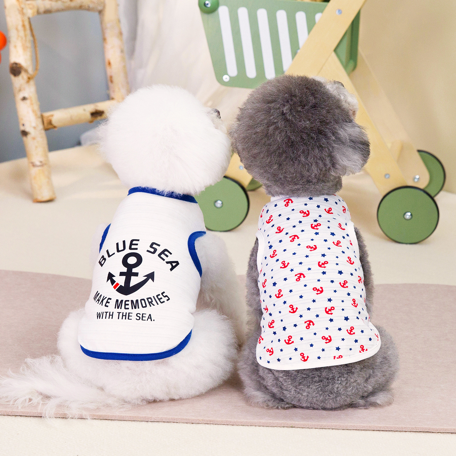 Camiseta regata estilo marinheiro para cães pequenos, como Teddy e Bichon Frisé, ideal para brincar. Roupa fresca e respirável para pets._voghion.com