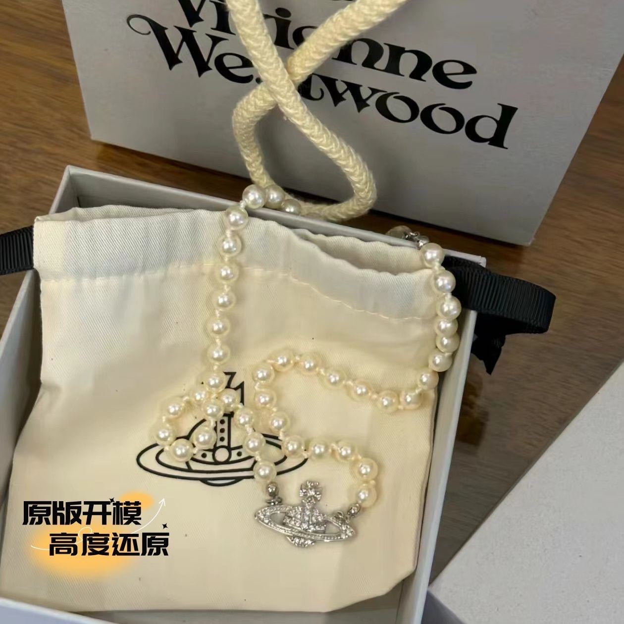 Silver saturn necklace