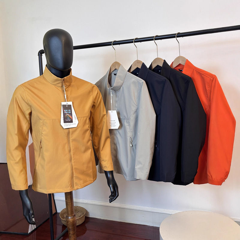 Outdoor Lightweight Autum Men's Lightweight Soft Shell Windproof and Water Repellent Stand Collar Sports Casual Jacket Trendy