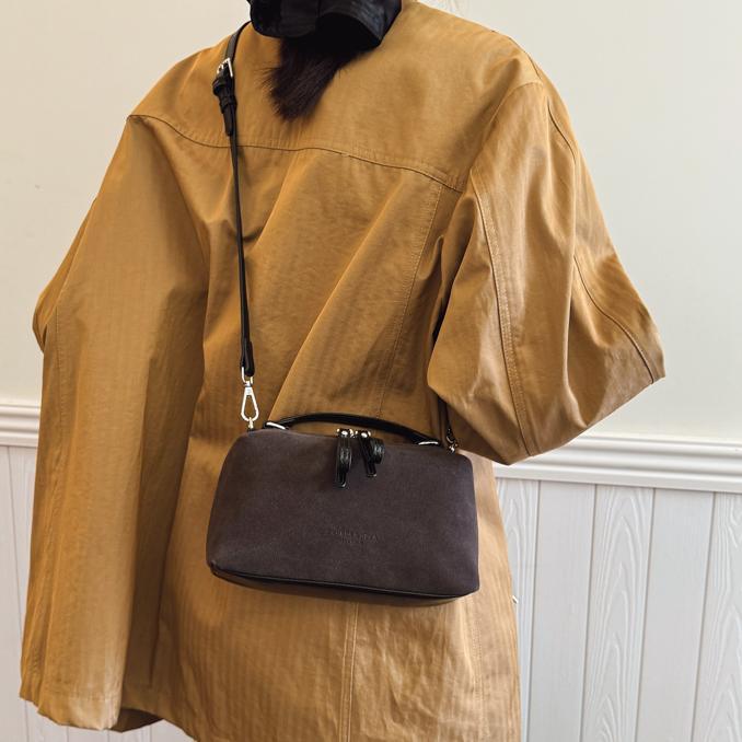 Invierno de moda mochila de textura esmerizada para mujeres 2025 nueva bolsa de hombro de mano casual de alta calidad sensación versátil mochila