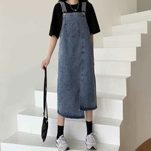 2023年新款牛仔背带裙女秋冬不规则设计感宽松显瘦减龄开叉连衣裙