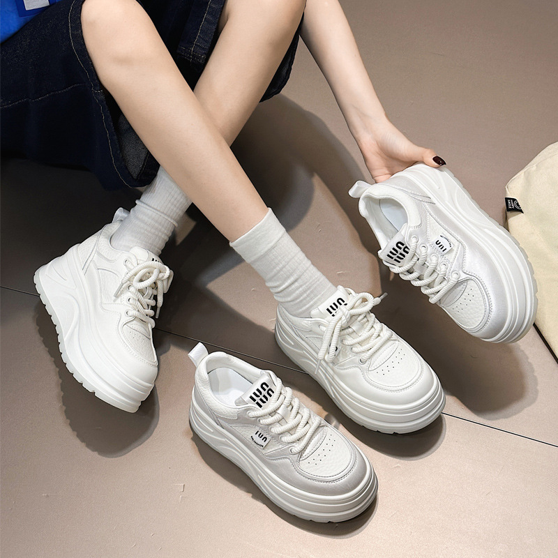 Zapatos blancos de suela gruesa para mujer 2025 primavera nuevo estilo cuero pequeño moda zapatos casuales de todo fósforo estudiantes zapatos de tabla de aumento