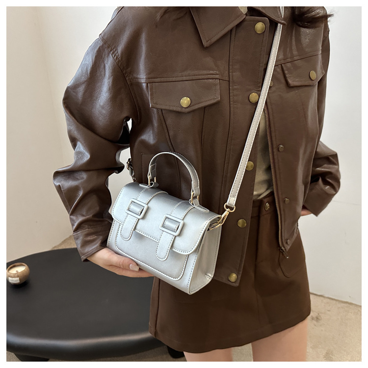 A new 2024 trendy and retro single-shoulder crossbody small square bag for girls, a niche British-style handbag undefined