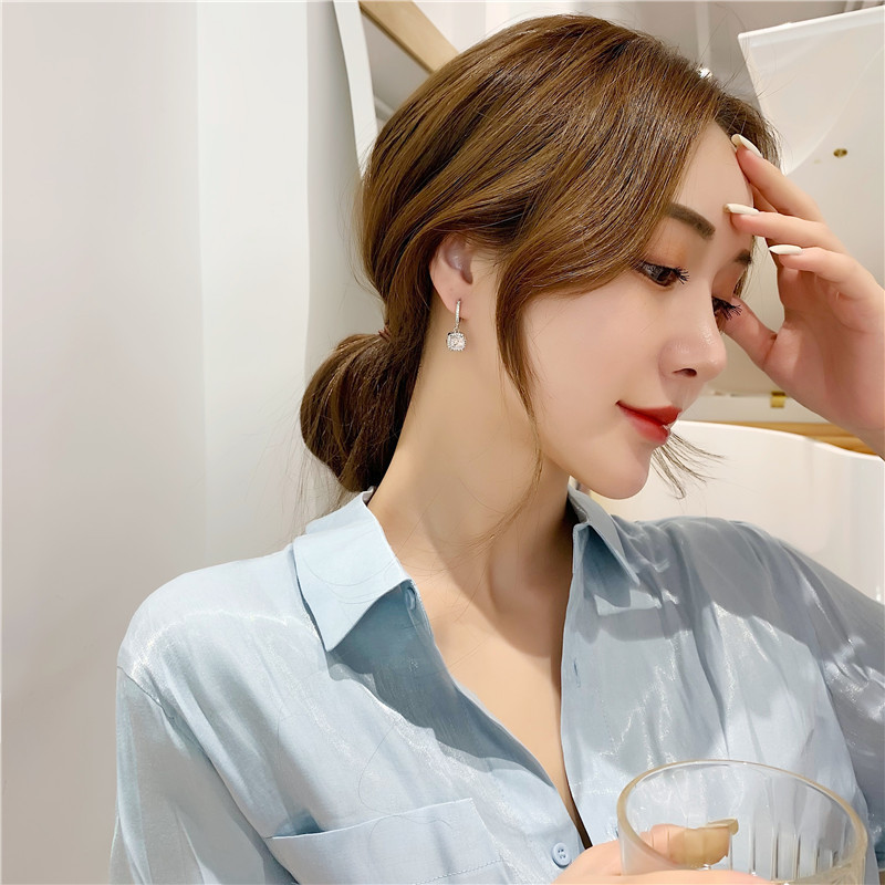 Amazon deseo venta caliente platino blanco cuatro-garra oreja hebilla femenina temperamento europeo y americano estilo joyería de una sola pieza entrega pendientes