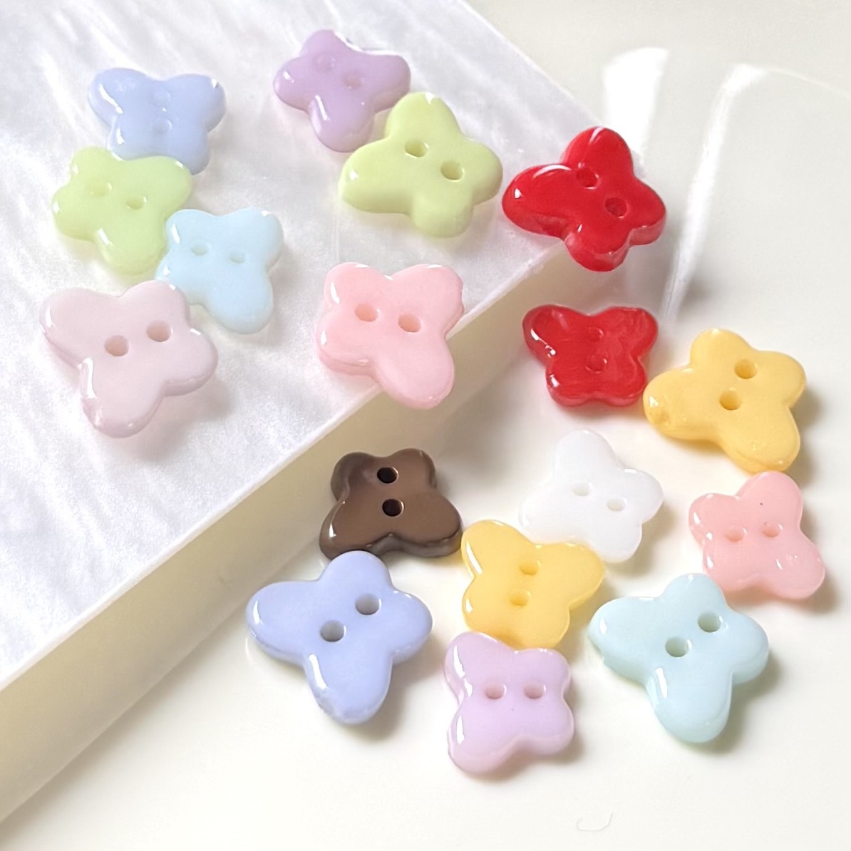 仿陶瓷彩色蝴蝶两眼纽扣童装女装衬衫针织衫发饰DIY娃衣装饰扣子