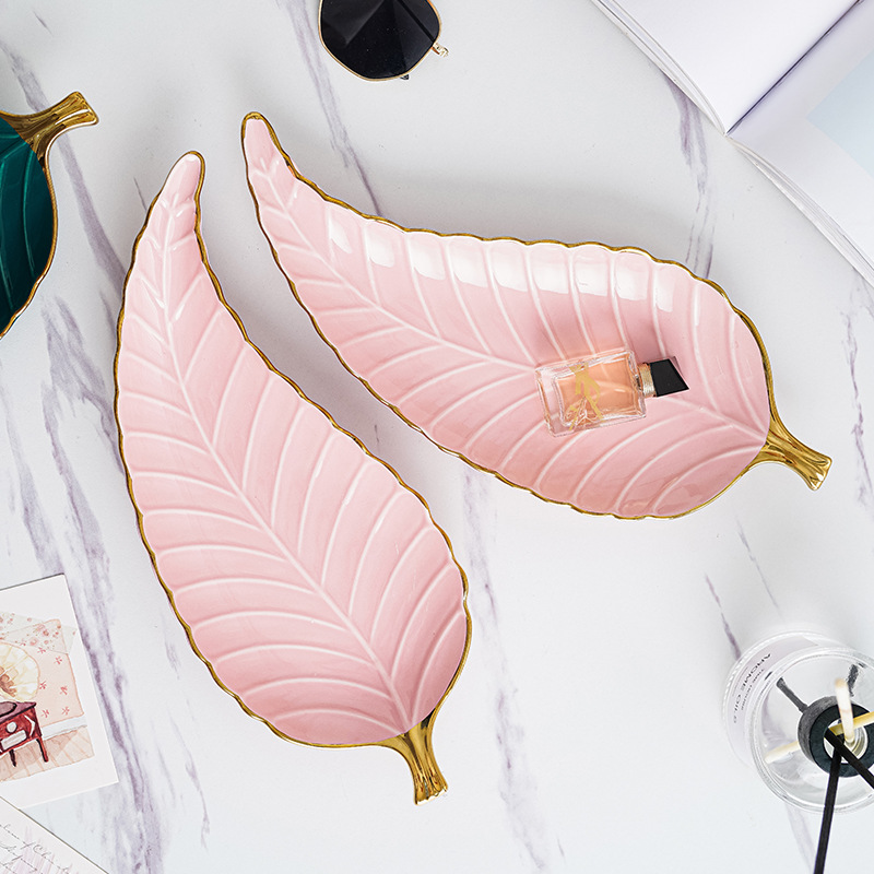 Nórdico ins hoja decorativa placa de cerámica de oro borde merienda plato de fruta almacenamiento en el hogar Decoración joyería bandeja