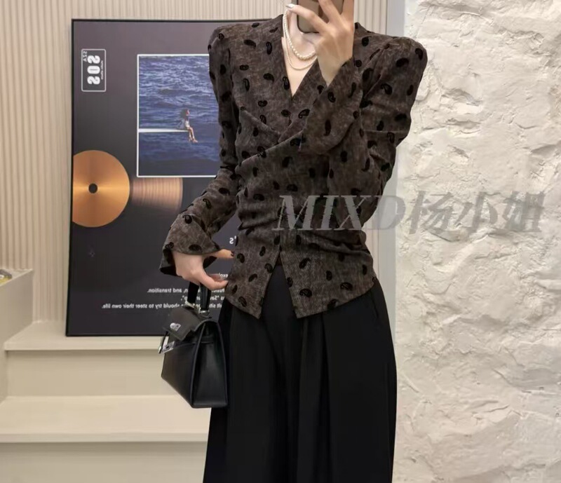 杨小姐服装店2025秋款设计感交叉收高级感气质印花上衣|undefined