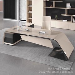 創意異形のボステーブルのマネージャーは仕事を担当しています。