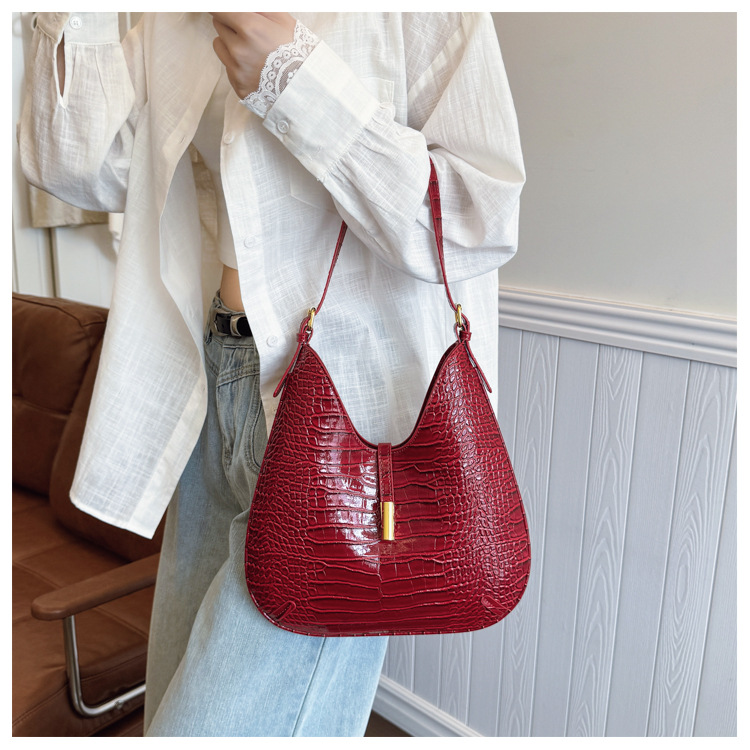 Saddle Bag With Alligator Embossed Texture – Unisex Shoulder Bag With Buckle Strap In Deep Red/Black/White (Structured PU, Minimalist Lock Closure)_voghion.com