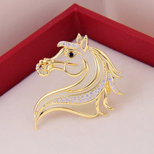 本命年生肖马胸针新款男女个性设计感镂空别针轻奢高级感领口胸花
