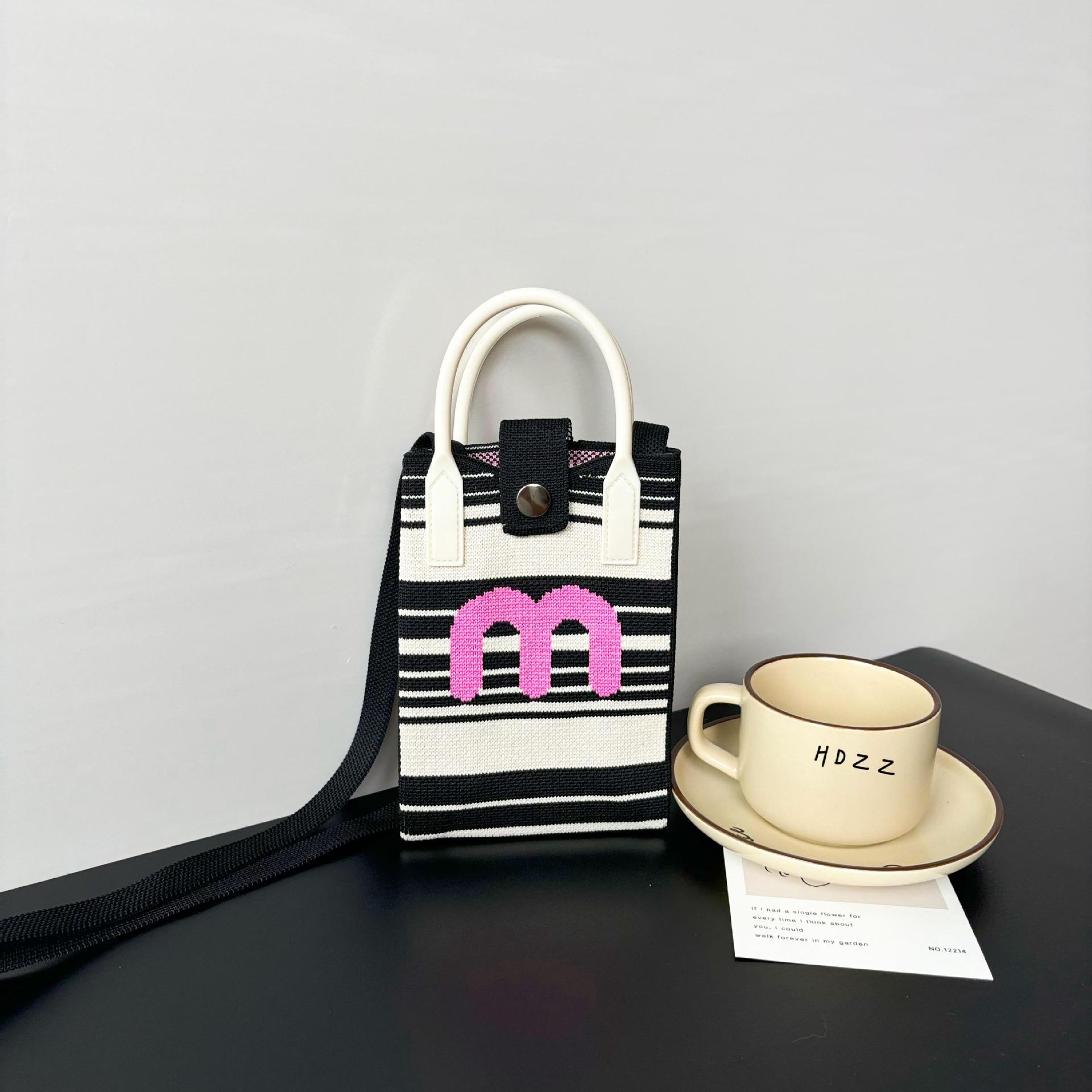 문자 M - 검정색