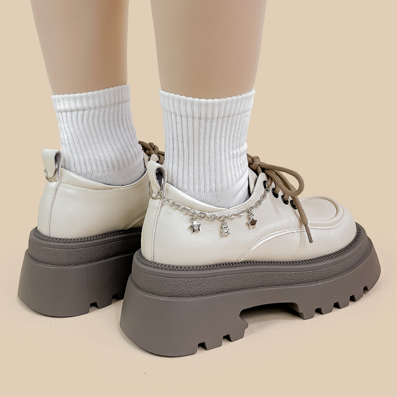 Amy y mai mai británicos, zapatos de cuero de suela blanca y gruesa, mujeres dulces y geniales de primavera, niños pequeños y zapatos de felicidad.