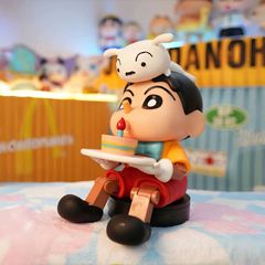 クレヨンしんちゃんは人形の誕生日ケーキを作っています。