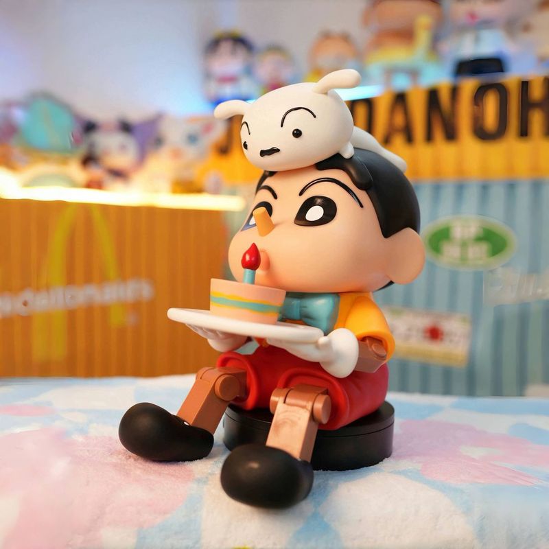 クレヨンしんちゃんは人形の誕生日ケーキを作っています。|undefined