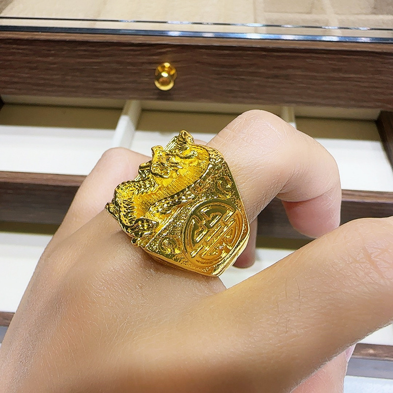 Trendy and Versatile Vintage High-End Index Finger Ring for Men and Women, Light Luxury Popular Ring Accessory