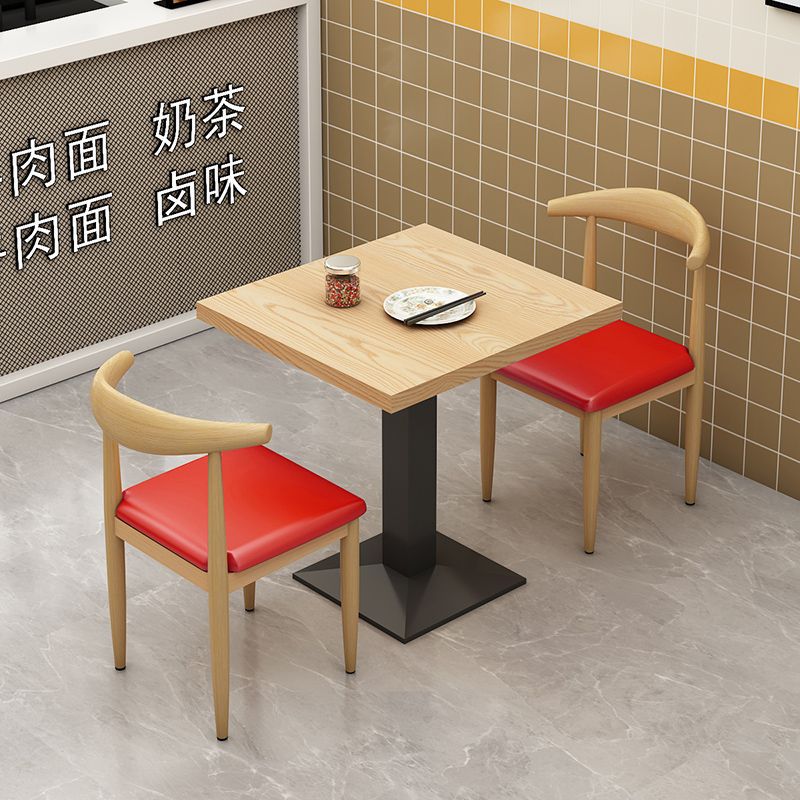 나무 색상의 테이블과 의자 2개 - 빨간색 가죽