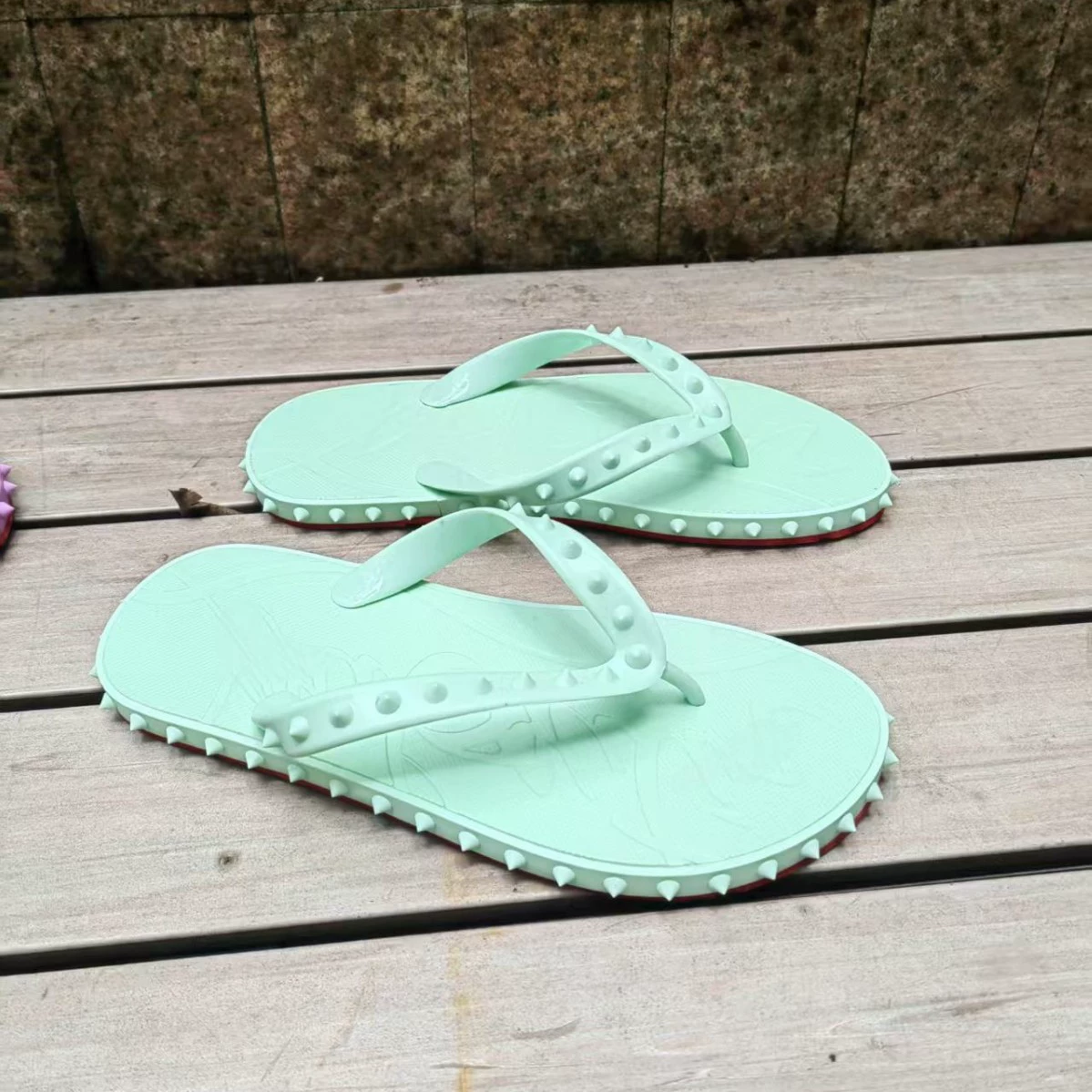 2025 Европейский вокзал Пары шлепанцы носят летние мужские и женские повседневные тенденции