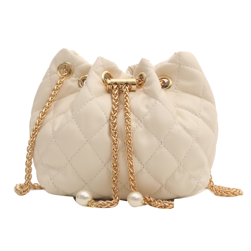 Textura de moda de gran capacidad 2024 moda de verano versión coreana de pliegues casuales de diamantes de cara suave bandolera de un solo hombro