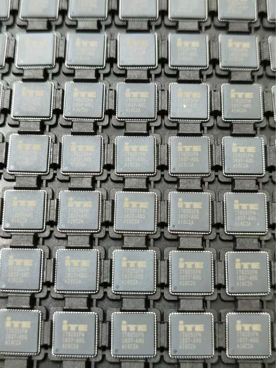 ЖК-чип IT6251FN, большое количество и отличная цена, пожалуйста, запросите перед размещением заказа