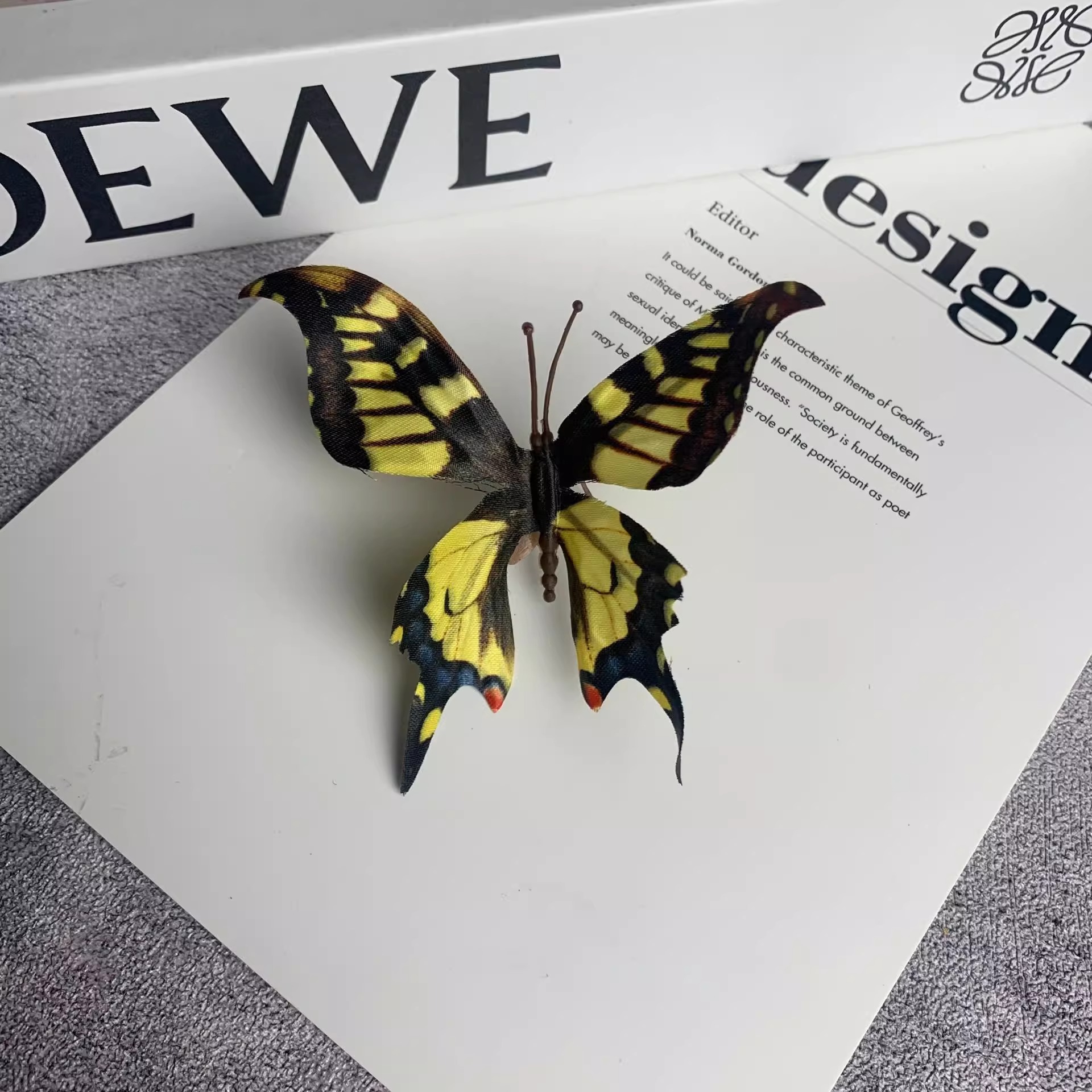 검정색 밝은 노란색