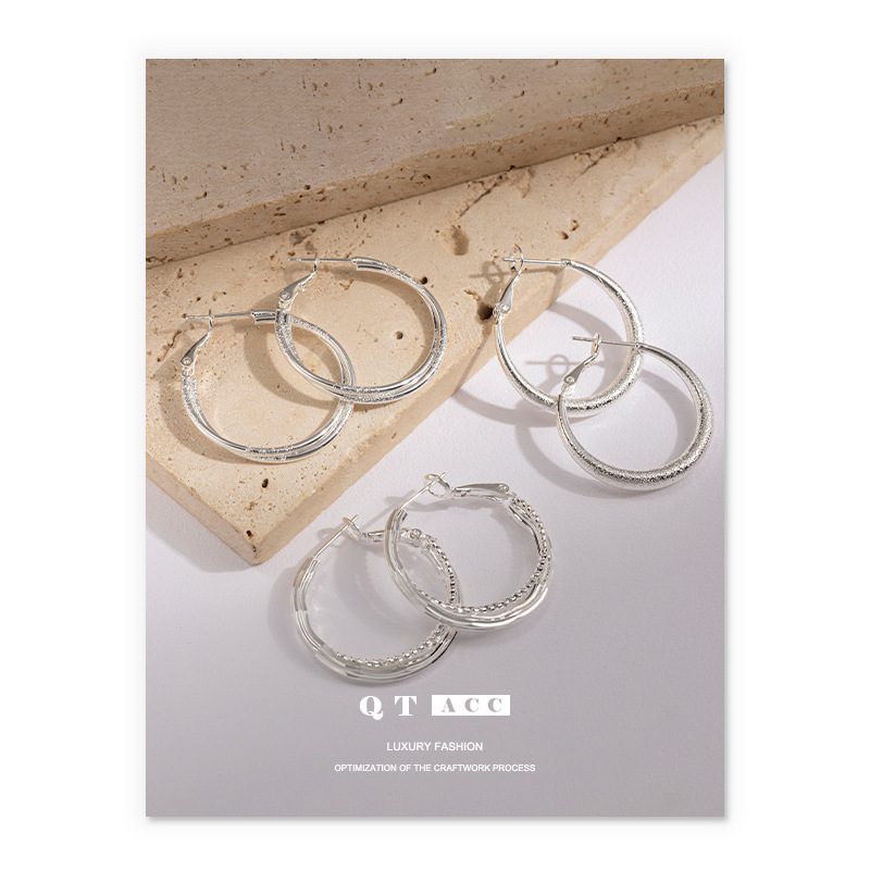Pendientes de aro clásicos lisos para mujer, lujo discreto, sensación de alta gama, clips de aro para las orejas, elegantes, hacen que el rostro parezca más pequeño, pendientes chapados en plata 925.