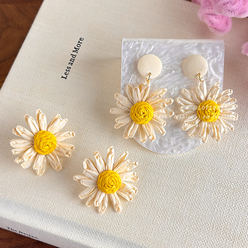 Summer beach holiday style colorful raffia daisy flower earrings exaggerated earrings fashion commuter all-match earrings