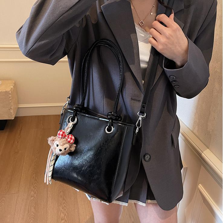 Bolso de hombro universal super caliente para mujeres 2025, nuevo diseño de moda, bolso de mano de alta calidad, bolso de cubo de agua.