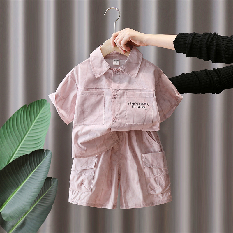 7145 Traje de verano para niños 2025 Nuevo estilo para niños Camisa coreana de herramientas de manga corta Traje de dos piezas de la calle frita de verano para bebés