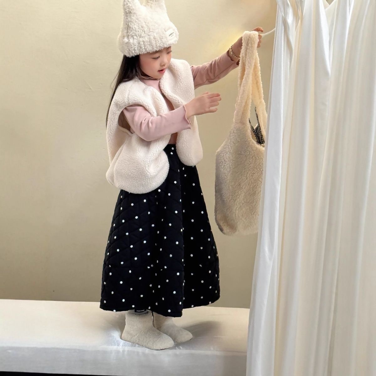 Niñas gruesas y cómodas falda de punto de invierno 2025 nuevos productos coreanos para niños puntos calientes A-shape falda larga de moda image 2
