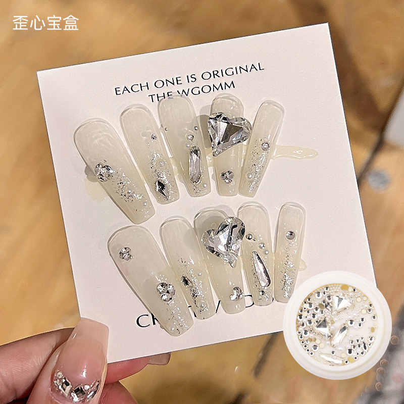 Desgaste de la celebridad en línea paquete de material de uñas caja del Tesoro japonés accesorios de uñas corazón torcido Mariposa Super Flash accesorios de uñas de diamante en forma especial