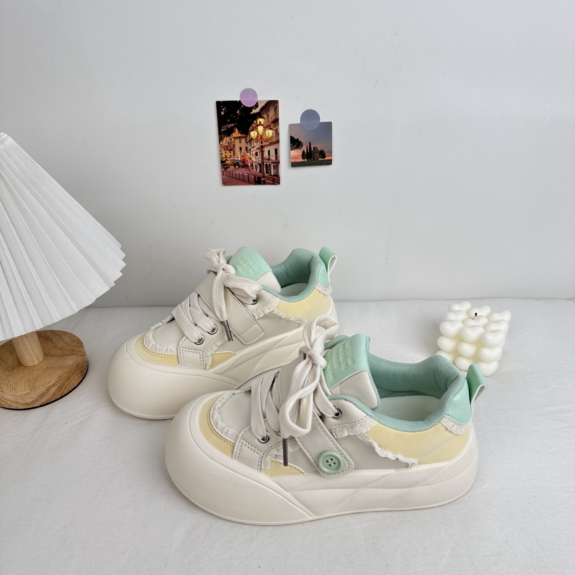 Zapatillas deportivas transpirables de suela gruesa de onda lejana para estudiantes de la escuela 2025 primavera nuevos zapatos blancos casuales de todo fósforo para el cabello