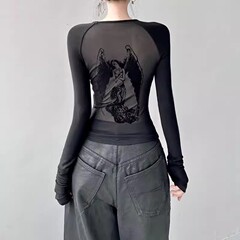 2024秋の黒い天使のプリント長袖のギャルは丸首を修理します。