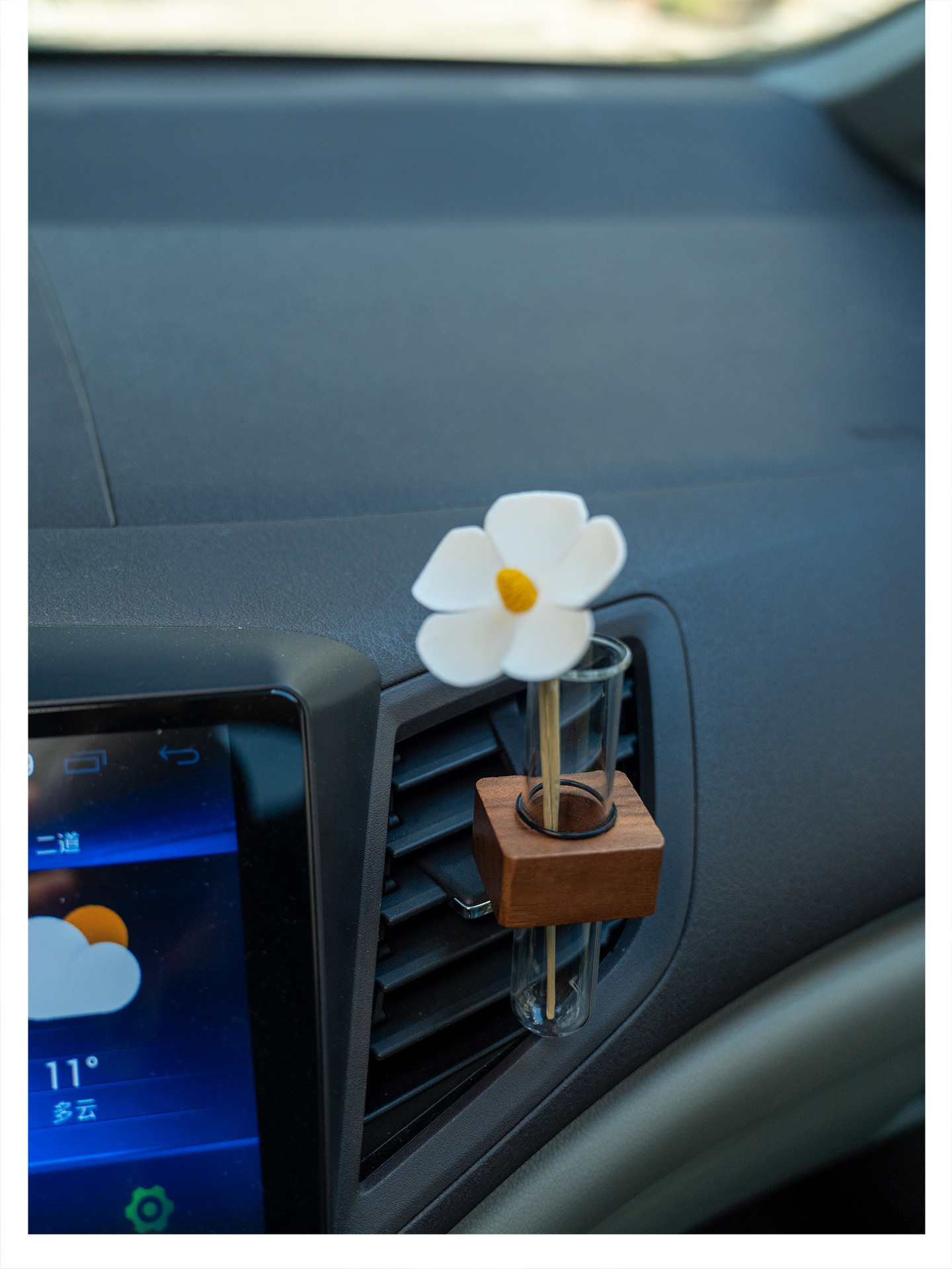Car Air Outlet Vase Flower Arrangement Aromatherapy Perfume Ornaments Center Console Hydroponic Solid Wood Car Decorations Couple Model