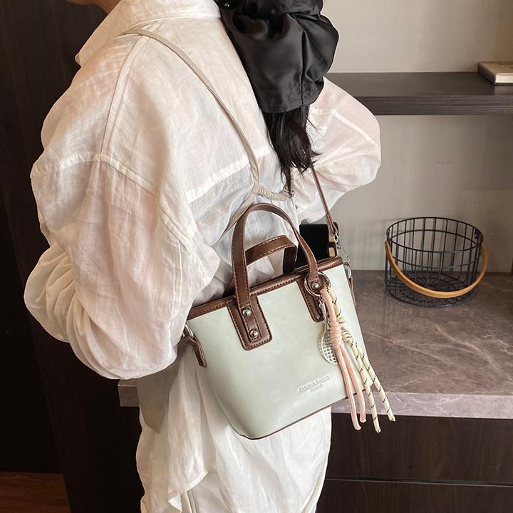 Bolso de mano de alta gama de nicho para mujer 2025 nuevo bolso de hombro de todo fósforo de color en contraste bolso de cubo de mensajero súper caliente de moda