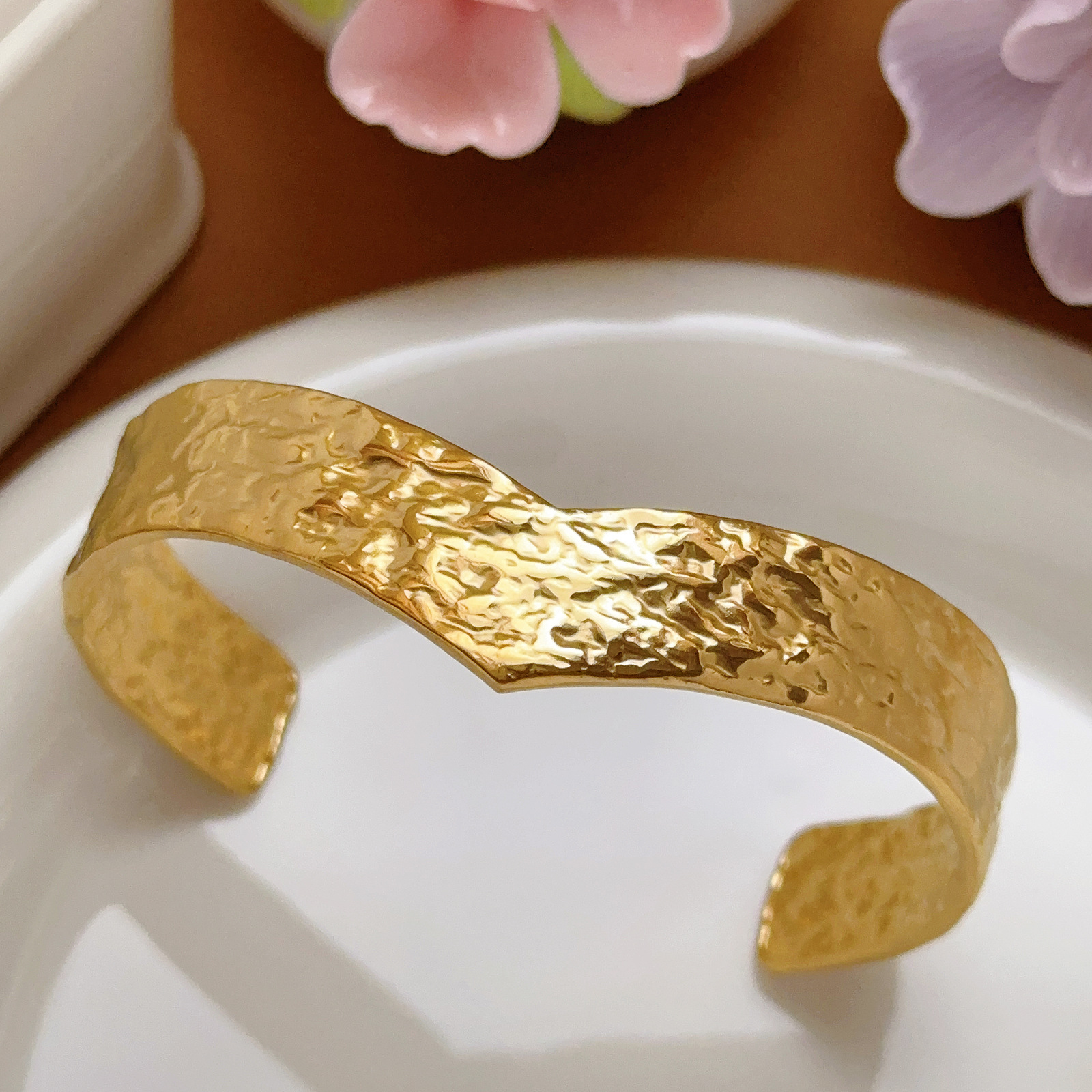 Pulseras de acero de titanio de moda retro oro V lujo ligero para mujeres tendencia de pulseras abiertas nuevas joyerías de acero inoxidable