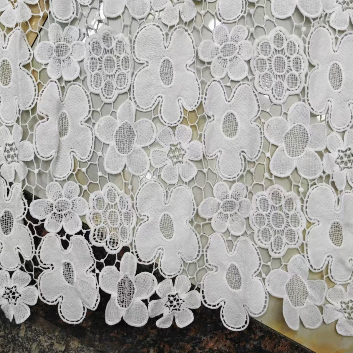 新款牛奶丝刺绣满幅服装设计面料水溶满幅