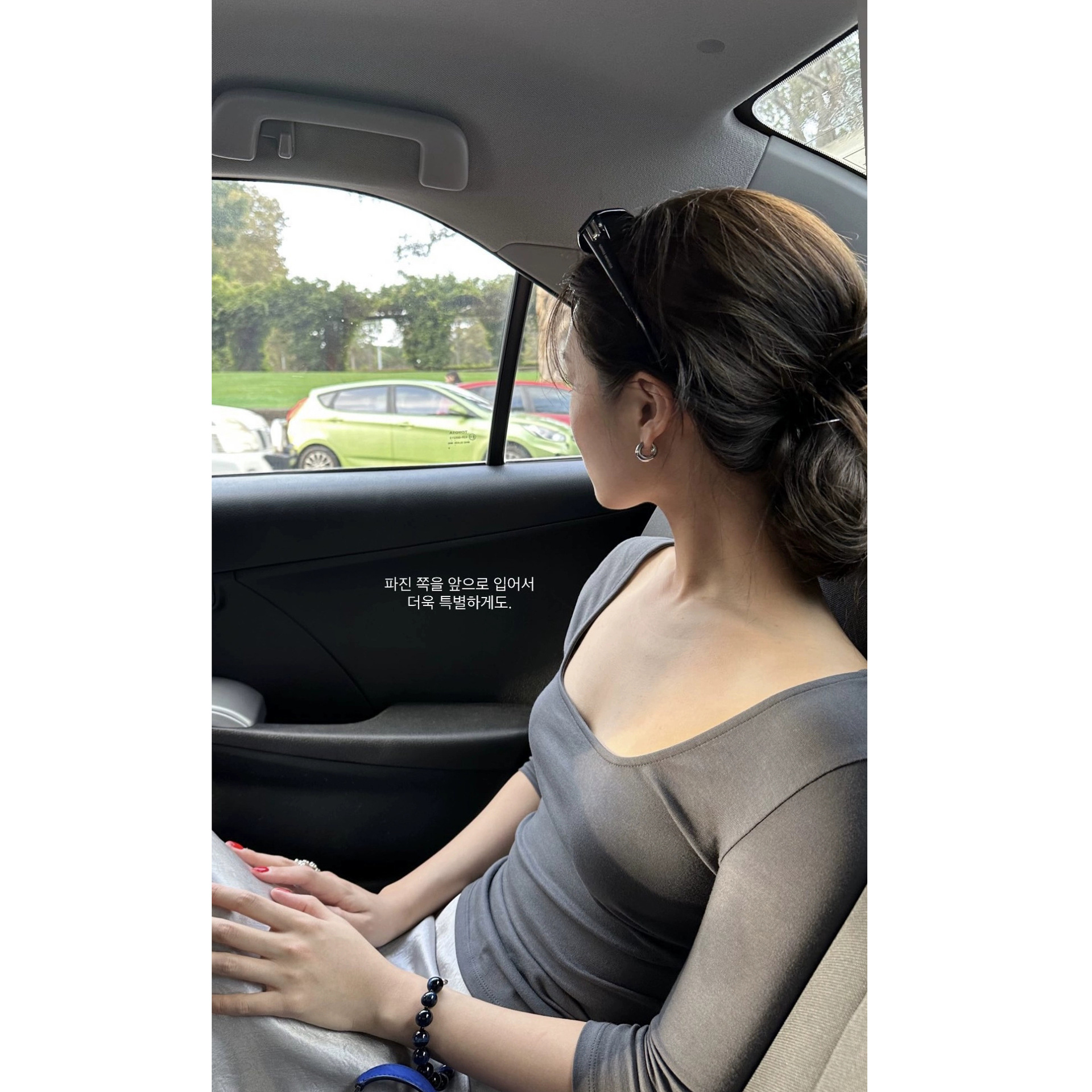 Now, the New 2025 Spring and Summer Korean Designer He Jing Style U-Neck Reversible Top Is Available