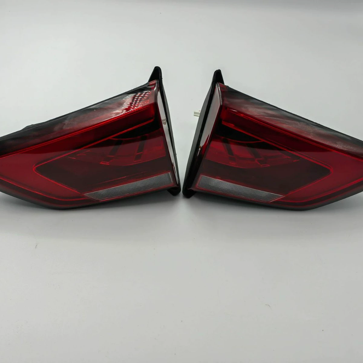 Подходит для внутренних задних фонарей 20 MG ZS 10571683 (L) 10571684 (R)