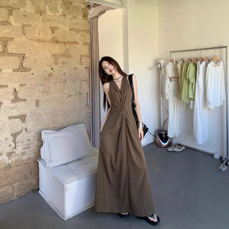 French-Style Elegant V-Neck Dress for Women, Summer 2025 New Beach Vacation Halter Neck Long Dress French-Style Elegant V-Neck Dress for Women, Summer 2025 New Beach Vacation Halter Neck Long Dress
