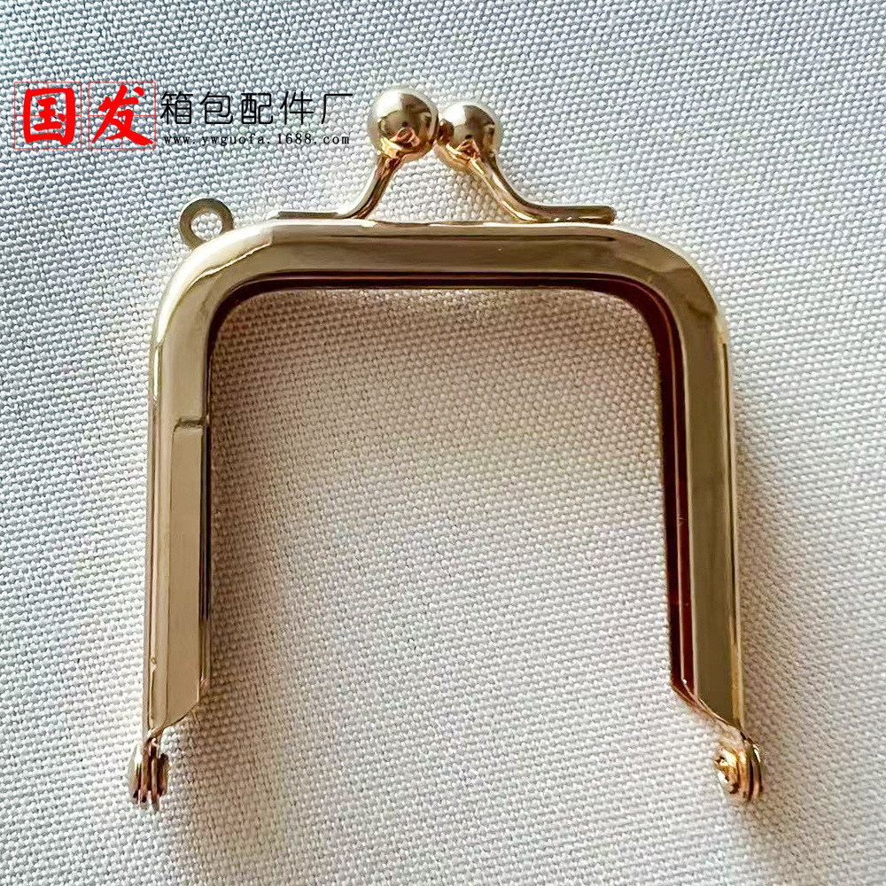 Para hacer: 6*6CM cuadrado brillante sin orificios caja de viscosa dorada con hebilla de equipaje y clip de equipaje