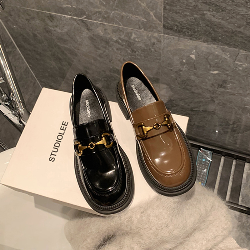 Primavera nuevo estilo británico retro hebilla de metal Lefu zapatos de cuero de punta redonda boca baja zapatos de cuero negro C99-1 femenino