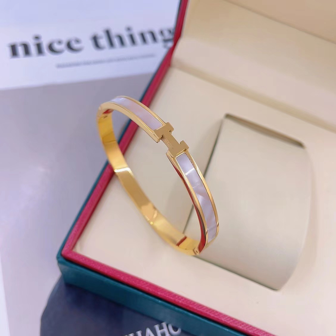 En stock fábrica directa Transfronteriza Popular electrochapado 18K pulsera de acero de titanio femenina personalidad no se desvanece moda nicho moda