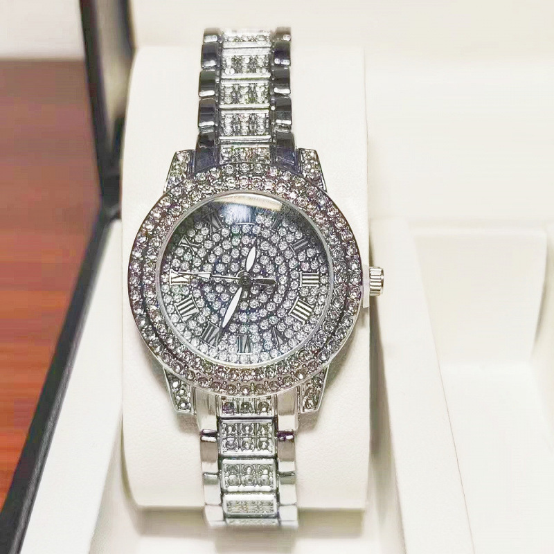 Серебряные часы со сверкающими бриллиантами — ремешок из титанового сплава точен, не выцветает и не ржавеет.